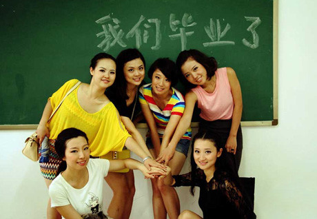 6 cô gái của trường ĐH tại Tứ Xuyên quyết định thực hiện ảnh ngày tốt nghiệp trong trang phục cô dâu 