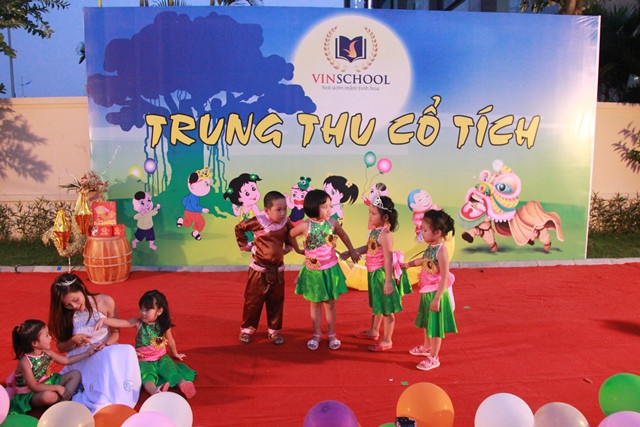 “Vui chơi với Bờm” giúp bé khám phá các chò chơi dân gian truyền thống như: Ném lon, Đi guốc mộc, Đẩy đèn kéo quân… 