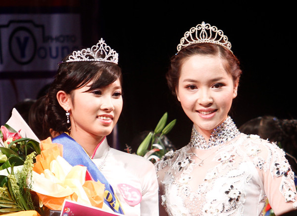 Hoa khôi Dược 2012 Phan Thị Trà Vy và Hoa khôi Dược 2010 Nguyễn Thị Thủy Tiên (phải ảnh)