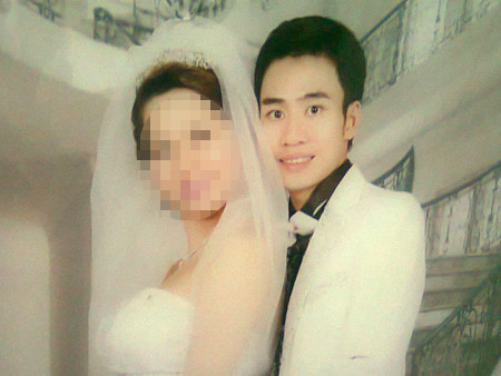 Ảnh cưới của vợ chồng Bách mới cách đây tròn một năm