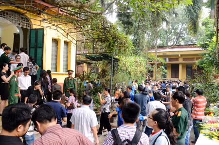 Đồng bào cả nước đến chia buồn với gia đình và tưởng niệm Đại tướng