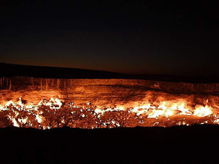 Người dân có thể thấy quầng sáng phía trên hố lửa khổng lồ tại sa mạc Karakum, Turkmenistan từ khoảng cách vài km. Ảnh: neweurasia.net.