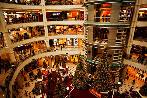 Các khu trung tâm mua sắm luôn rực rỡ ánh đèn. Ảnh: Lam Linh. Các khu trung tâm mua sắm luôn rực rỡ ánh đèn. Ảnh: Lam Linh