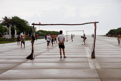 Bất chấp trời mưa, trận tranh tài vẫn diễn ra..