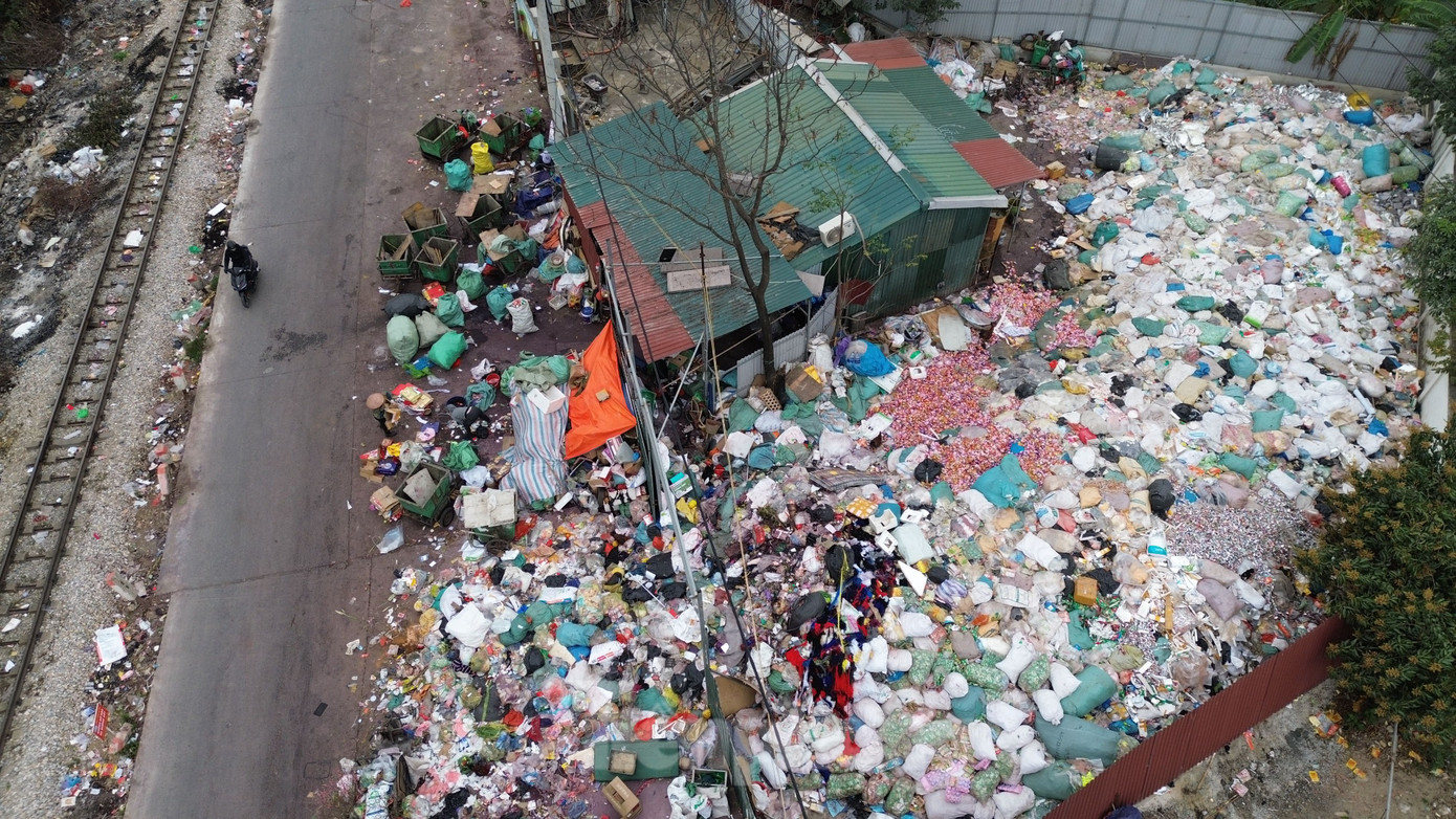 Ông Huy, một người dân gần đó cho biết, từ mấy ngày nay rất nhiều rác thải được tập kết tại đây, trong đó có nhiều bánh kẹo. "Hôm nay số rác thải là bánh kẹo đã được vận chuyển bớt rồi, chứ 2-3 hôm trước thì còn nhiều nữa", ông Huy chia sẻ.