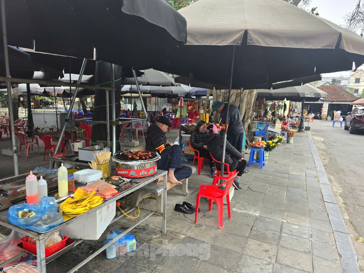 Tương tự, tại cổng chùa Thầy và chùa Long Đẩu (xã Sài Sơn, huyện Quốc Oai) mọc lên nhiều gian hàng, gánh hàng ăn lưu động để phục vụ du khách. Tuy nhiên, hầu hết các cơ sở này đều không thực hiện các biện pháp đảm bảo vệ sinh ATTP.