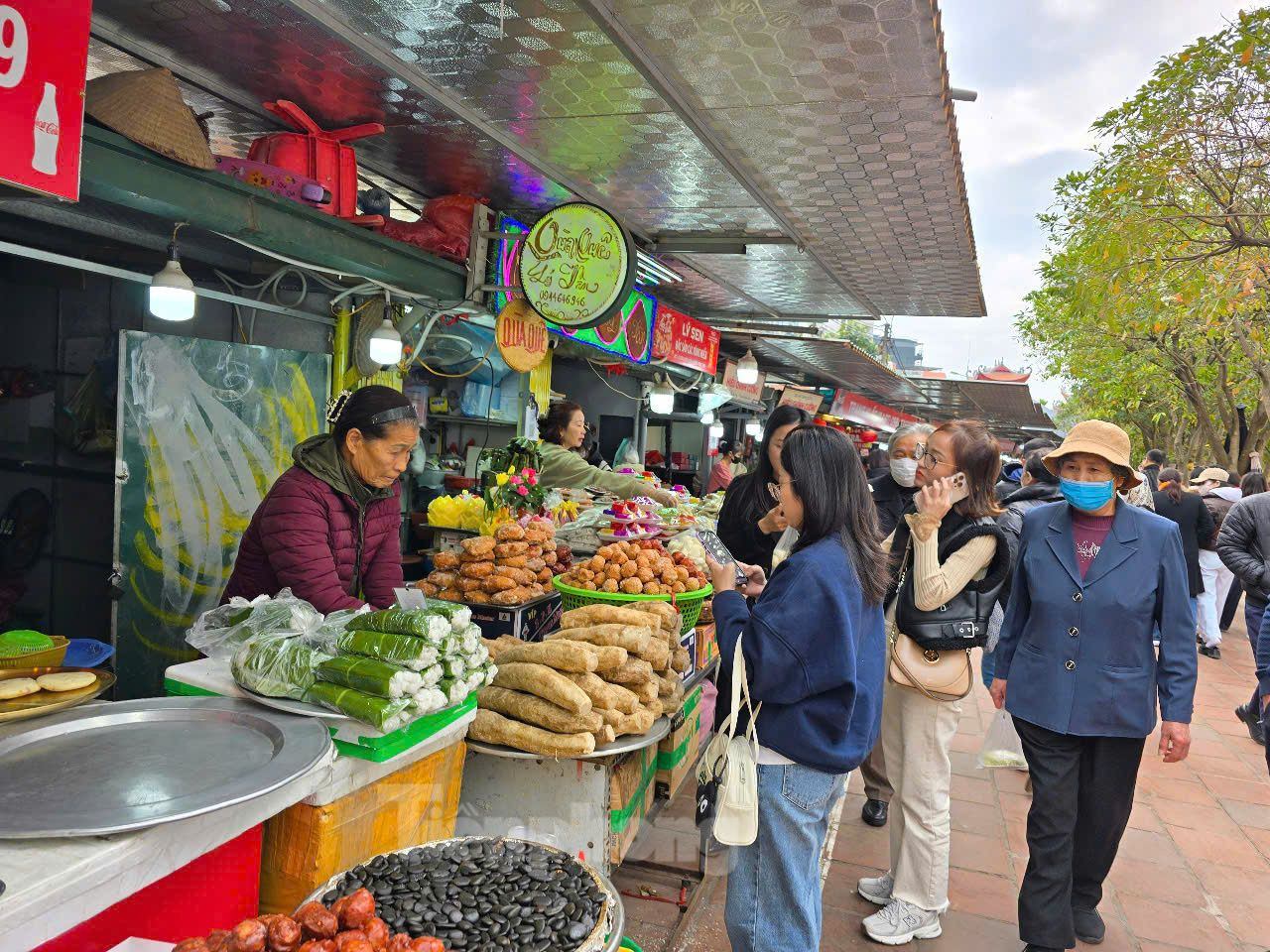Tại Phủ Tây Hồ, mỗi ngày có rất đông du khách đến lễ và vãn cảnh. Ngay phía ngoài cổng và trong khuôn viên Phủ Tây Hồ, các quầy hàng bày bán các mặt hàng như: Bỏng, chè lam, xúc xích, thịt viên chiên, bánh rán... Tuy nhiên, chủ quầy không có biện pháp che đậy hay bảo quản thực phẩm mà “phơi trần” để chào mời du khách.