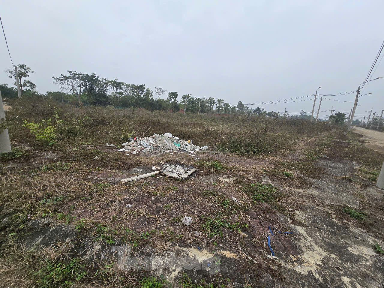 Ngày 31/7/2024, UBND huyện Thạch Thất đã ban hành quy chế bốc thăm vị trí đất dịch vụ tại khu đất dịch vụ Đà Sen cho các hộ gia đình, cá nhân xã Bình Yên. Tuy nhiên, theo ông Tiến quy chế này có nhiều bất cập nên hiện địa phương chưa thể tổ chức bốc thăm.