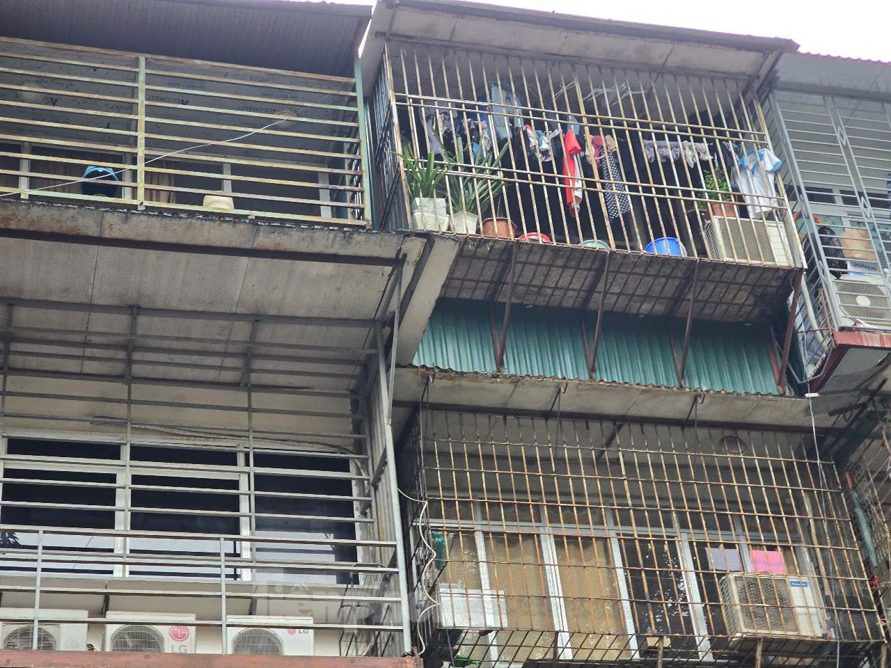 Tại ban công các căn hộ, hầu hết đã được người dân cơi nới thành chuồng cọp để tăng diện tích sử dụng. Tại ban công các căn hộ, hầu hết đã được người dân cơi nới thành chuồng cọp để tăng diện tích sử dụng.