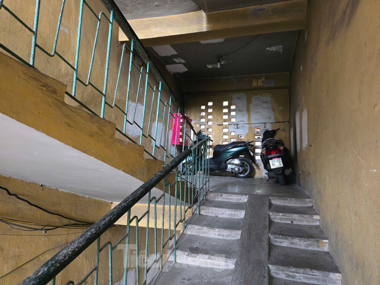 Ở nhà tập thể nên không có chỗ để xe, người dân hoặc phải dắt xe lên tận cửa phòng, hoặc phải lựa chọn gửi theo tháng tại các hộ dân tại tầng 1. Ở nhà tập thể nên không có chỗ để xe, người dân hoặc phải dắt xe lên tận cửa phòng, hoặc phải lựa chọn gửi theo tháng tại các hộ dân tại tầng 1.