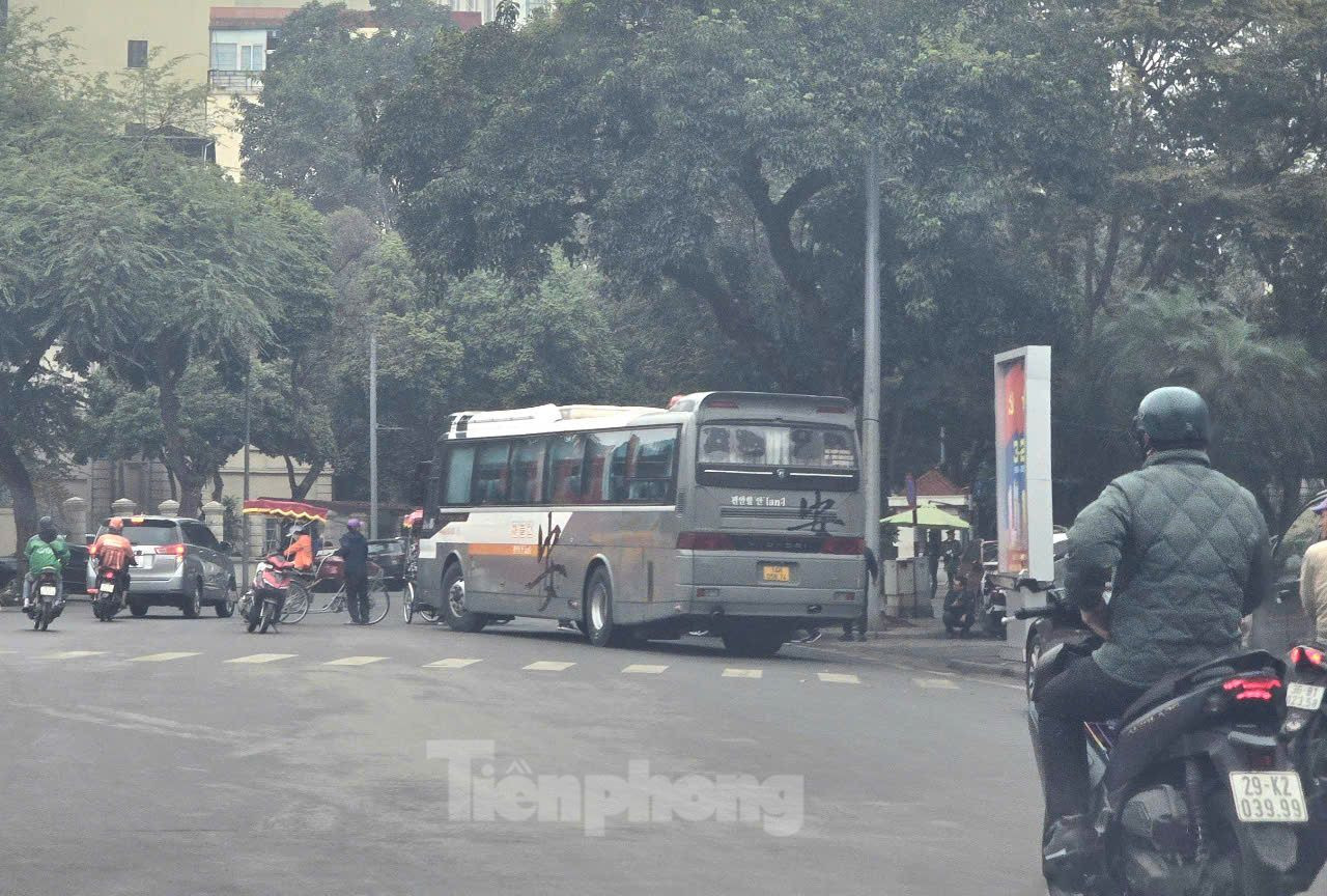 Thậm chí, xe khách, xe hợp đồng hoạt động suốt ngày đêm dù thành phố đã có quyết định cấm phương tiện loại này vào khu vực nội đô trong giờ cao điểm.