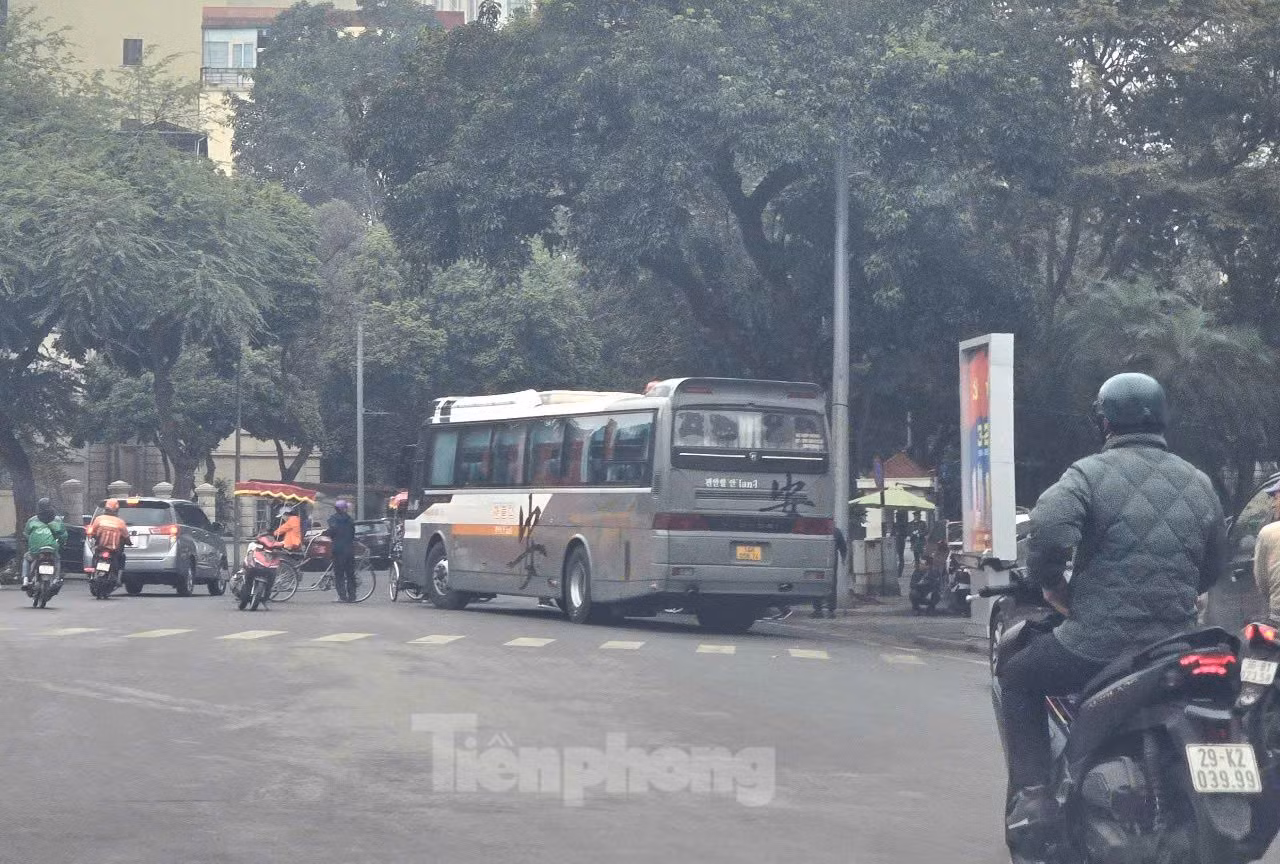 Thậm chí, xe khách, xe hợp đồng hoạt động suốt ngày đêm dù thành phố đã có quyết định cấm phương tiện loại này vào khu vực nội đô trong giờ cao điểm.