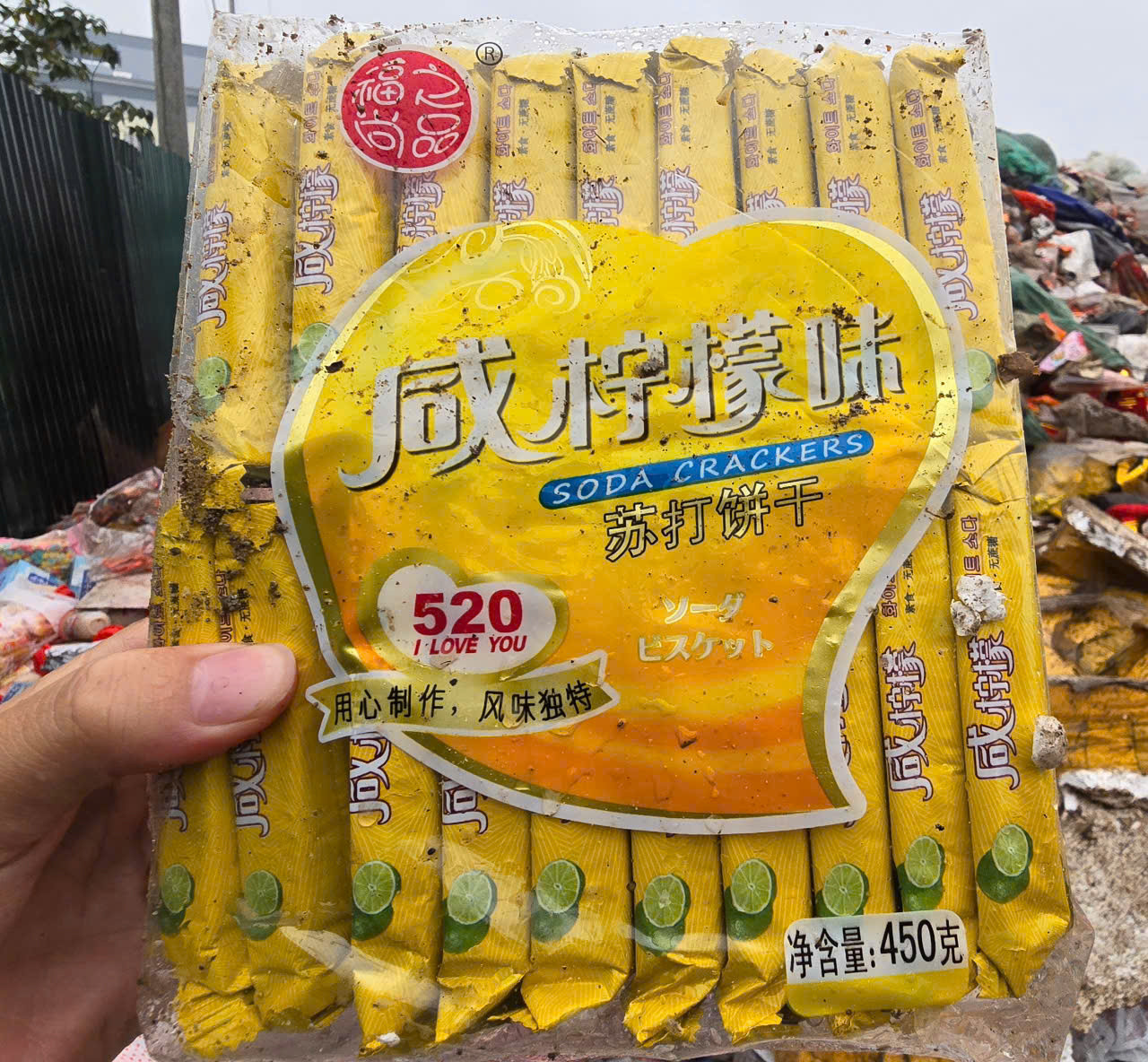 Một sản phẩm được trẻ em yêu thích có chữ nước ngoài đổ bỏ ở bãi rác La Phù.