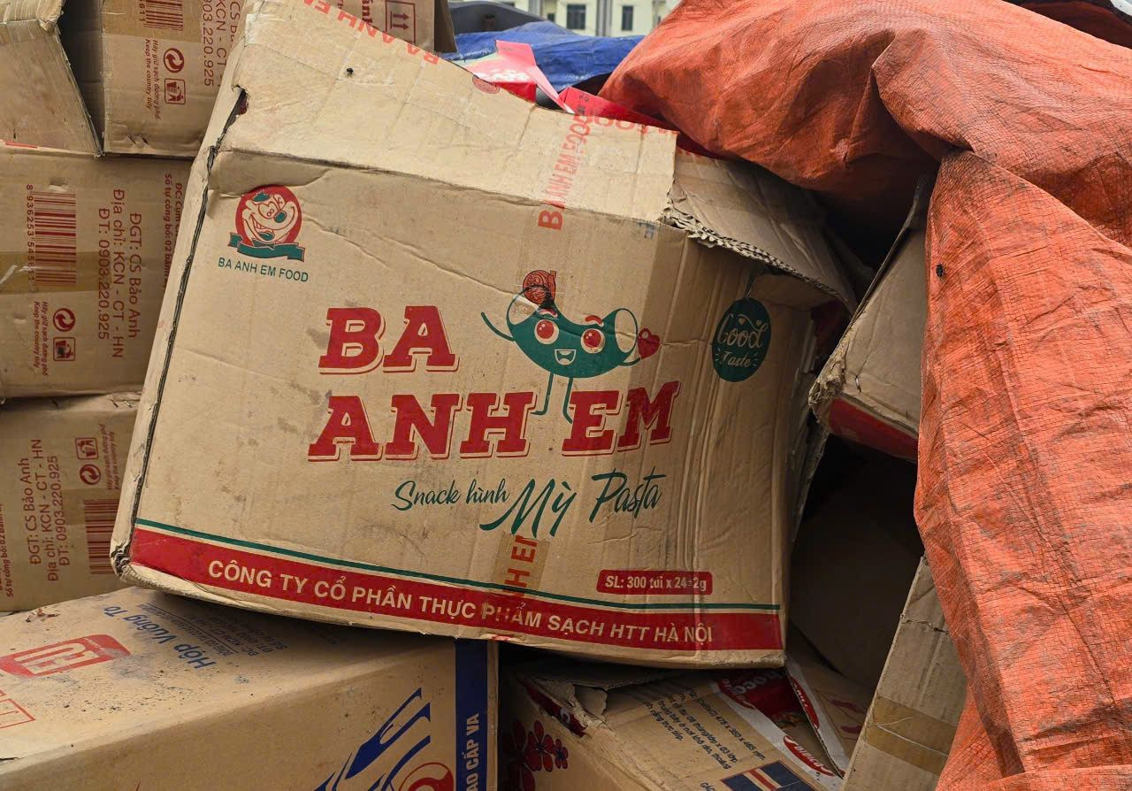 Sản phẩm bánh mang thương hiệu Ba anh em tại bãi rác bánh kẹo La Phù.