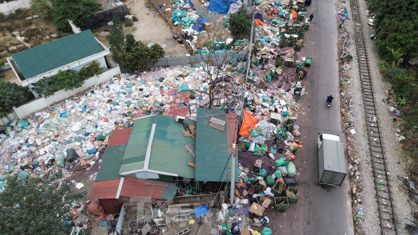 Về rác thải là bánh kẹo, thực phẩm ông Tiến cho rằng vì nhiều lý do, các đơn vị không có nhu cầu mua bán, phân phối bánh kẹo nữa bỏ vào bãi rác và đây cũng là điều bình thường. Tuy nhiên, do bỏ số lượng lớn, trong khi đơn vị thu gom rác không xử lý kịp dẫn đến ùn ứ.