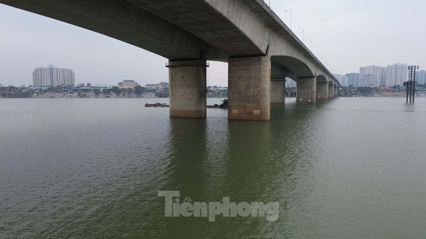 Kiểm tra cho thấy, kết cấu dầm cầu xuất hiện vết nứt; gối cầu bằng thép trên các nhịp cầu chính vượt sông han gỉ, chưa được bôi mỡ hay sơn bảo vệ; mố cầu tường đỉnh xuất hiện các vết nứt xiên và thẳng đứng.