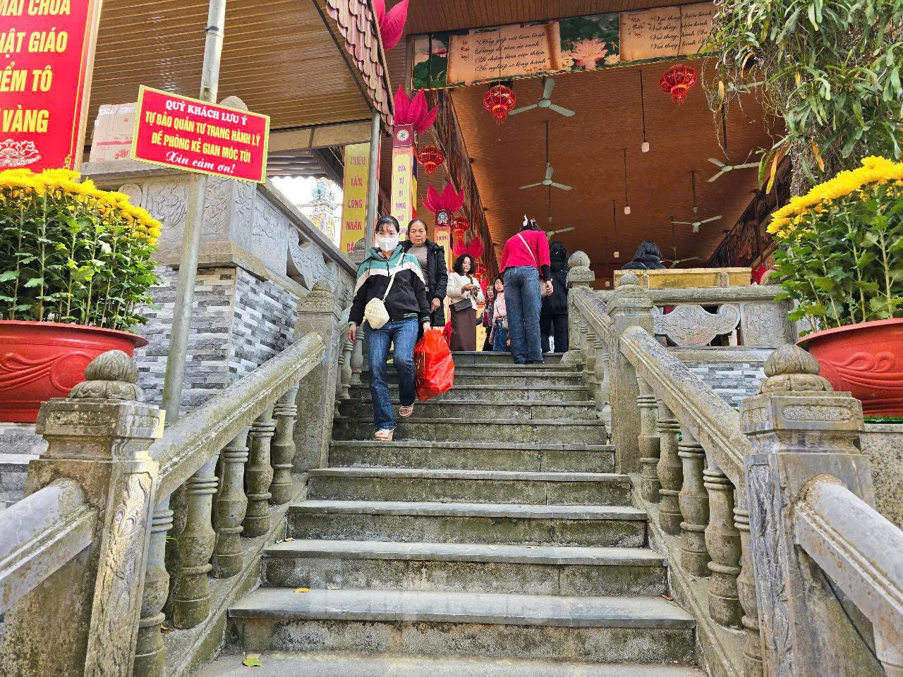 Du khách đi lễ và vãn cảnh chùa trong những ngày Tết Nguyên đán Ất Tỵ.