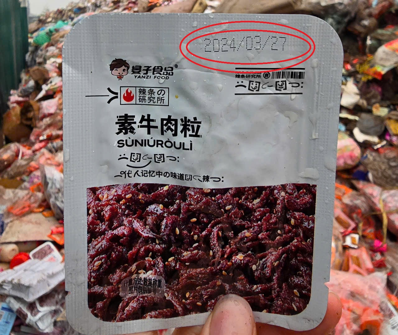 Theo ghi nhận của PV, hầu hết bán kẹo, thực phẩm bị đổ bỏ ở bãi rác La Phù có tem nhãn nước ngoài đã hết hạn sử dụng. Trong đó, rất nhiều sản phẩm được trẻ em yêu thích như trà sữa, bò khô, xúc xích. (Ảnh: Sản phẩm hết hạn sử dụng từ tháng 2-3/2024).