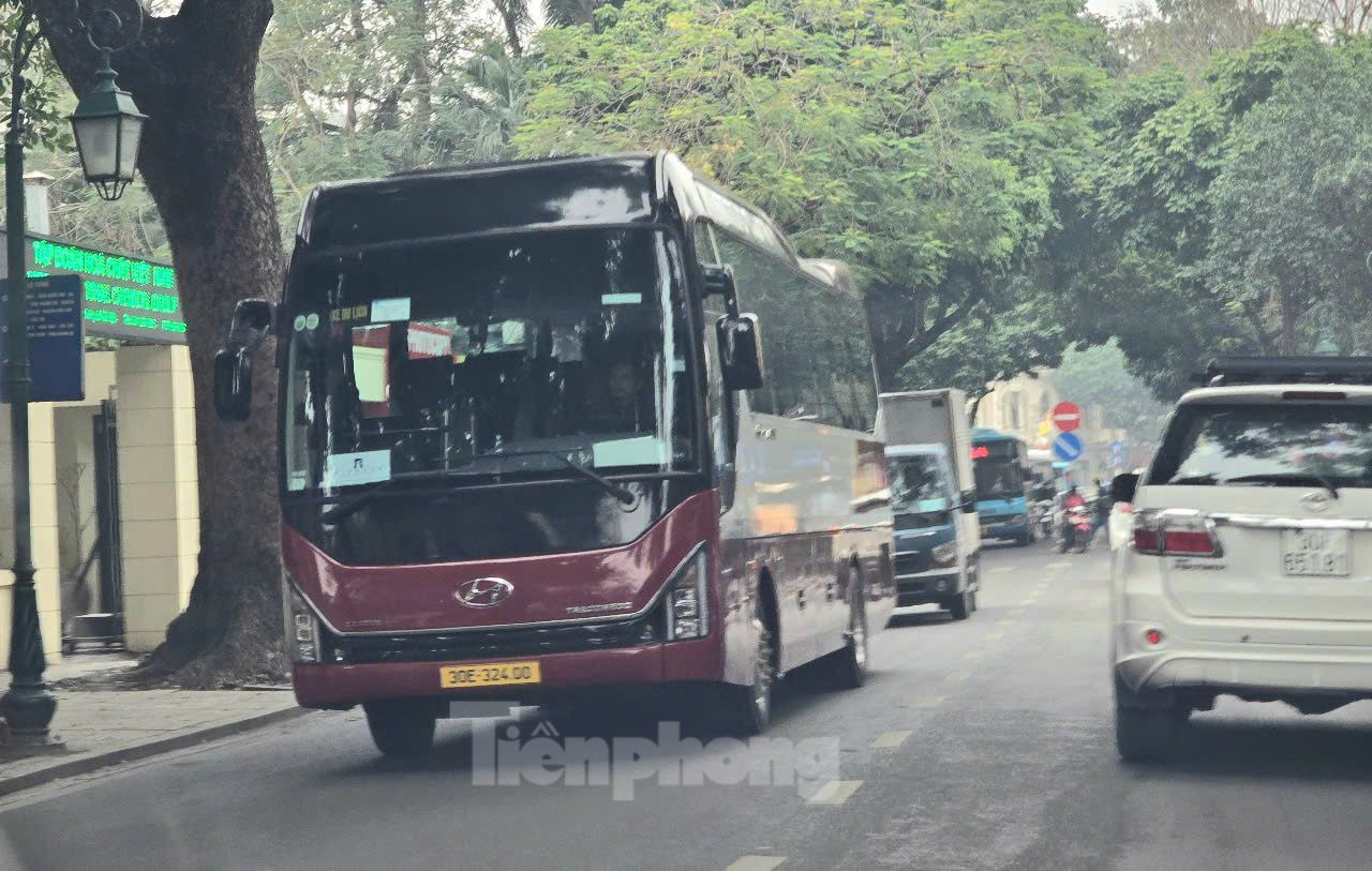 Tại các tuyến phố xung quanh khu vực Nhà Chung, Nhà Thờ, Lý Quốc Sư, Ấu Triệu, Hàng Trống, khu vực quanh Nhà hát lớn... xe khách du lịch, taxi thường dừng đỗ đón trả khách tại đây khiến giao thông luôn trong tình trạng quá tải.