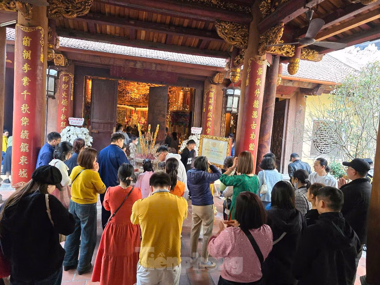 Đền Bạch Mã (phố Hàng Buồm, quận Hoàn Kiếm) là trấn Đông của kinh thành Thăng Long). Theo truyền thuyết, vua Lý Thái Tổ dời đô ra thành Đại La nhưng khi xây thành gặp trắc trở. Vua cầu thần Long Đỗ phù trợ định đô, xây dựng kinh thành mới và được thần báo mộng thấy ngựa trắng. Dấu chân của ngựa trắng đã chỉ cho nhà vua biết phải xây thành Thăng Long ở những vị trí nào sẽ được bền vững (ảnh: Người dân đi lễ tại đền Bạch Mã).
