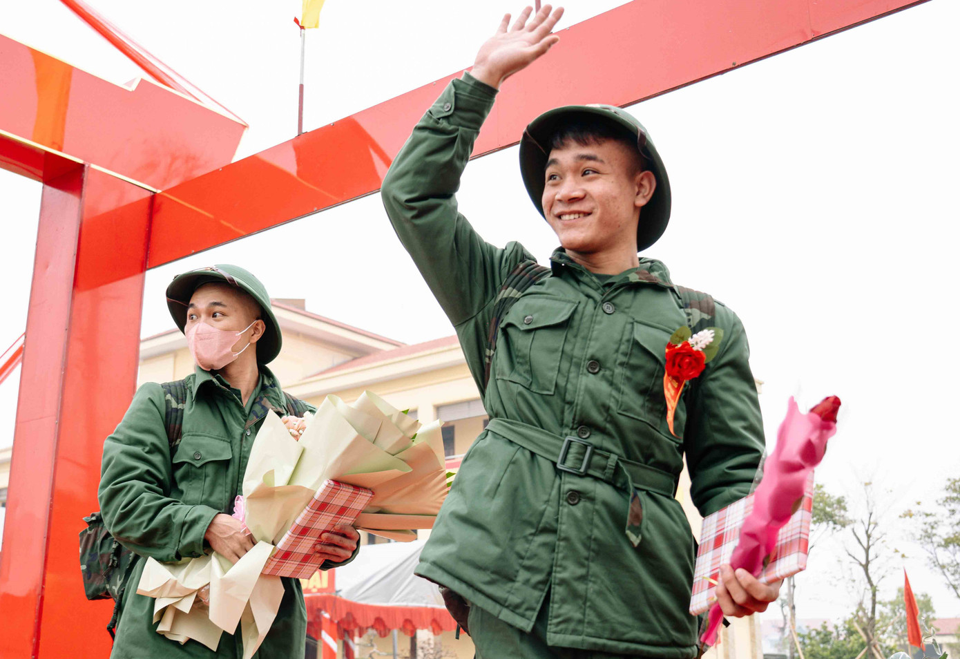 Tân binh chào tạm biệt người thân lên đường thực hiện nghĩa vụ quân sự. Ảnh: Đức Huy Tân binh chào tạm biệt người thân lên đường thực hiện nghĩa vụ quân sự. Ảnh: Đức Huy