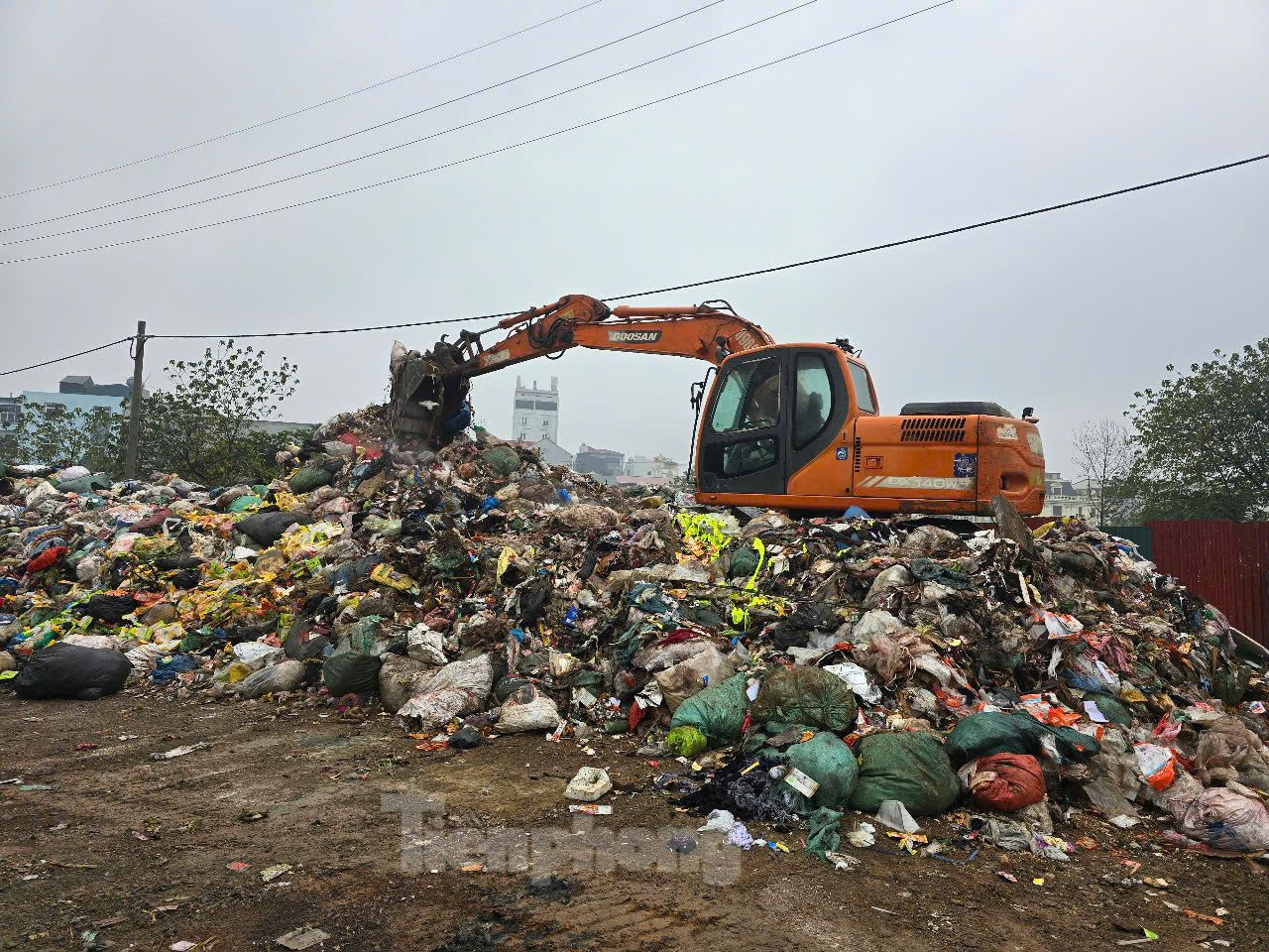 Liên quan đến vụ bãi rác bánh kẹo khổng lồ tại Khu công nghiệp La Phù (xã La Phù, huyện Hoài Đức, Hà Nội), ngày 6/2 trao đổi với PV Tiền Phong, ông Nguyễn Duy Giang, Chủ tịch UBND xã La Phù cho biết: UBND xã đã phối hợp với các đơn vị để thu gom, vận chuyển rác tại bãi rác trong Khu công nghiệp La Phù về bãi rác tập trung của thành phố. Tuy nhiên, do "lốt" xe có hạn nên dự kiến phải đến cuối tuần này mới hoàn thành công tác thu gom rác.
