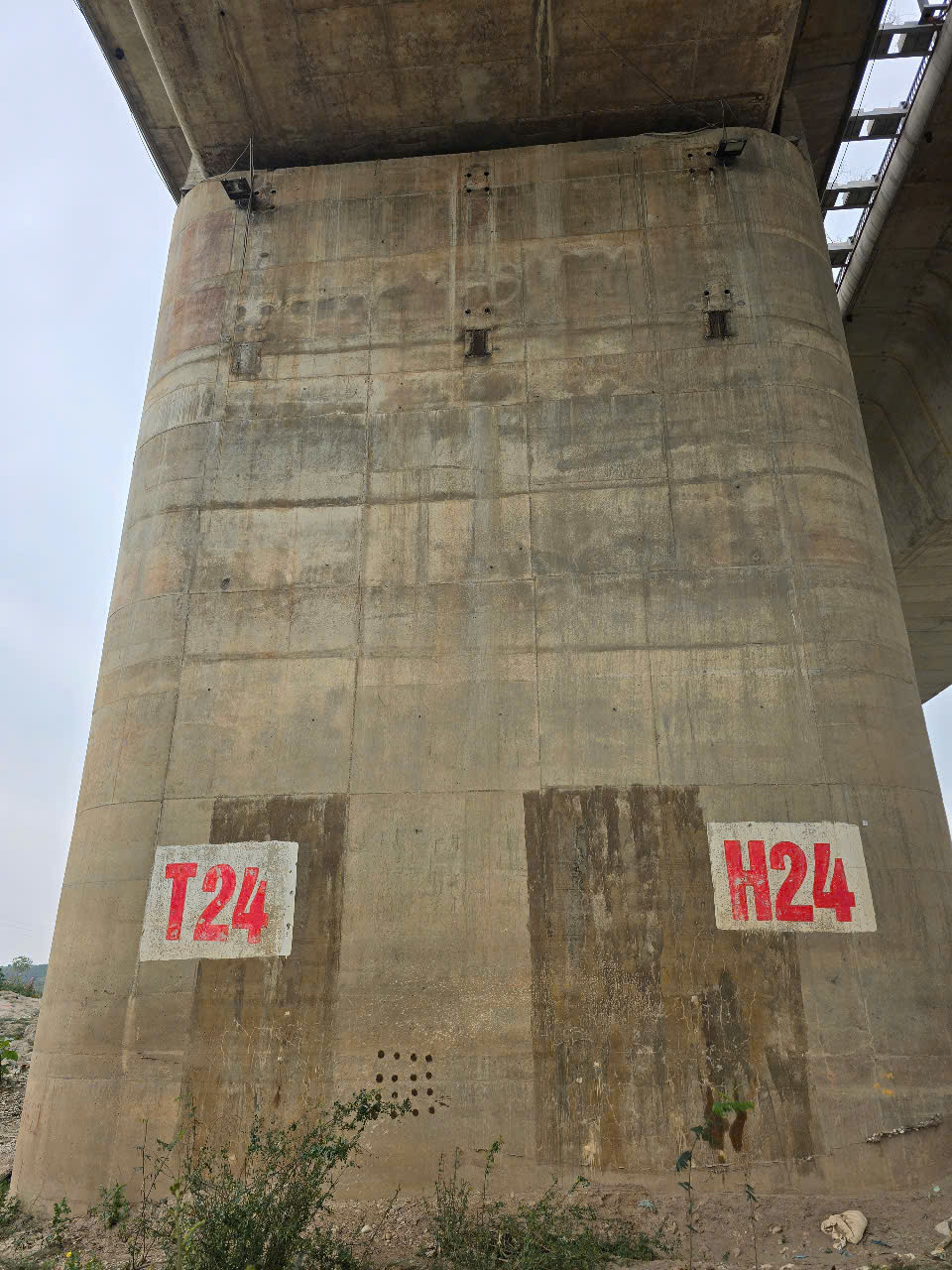 Các hư hỏng này xuất hiện ở các trụ chính chính vượt sông được đánh số T19, T21, T22, T23, T24.