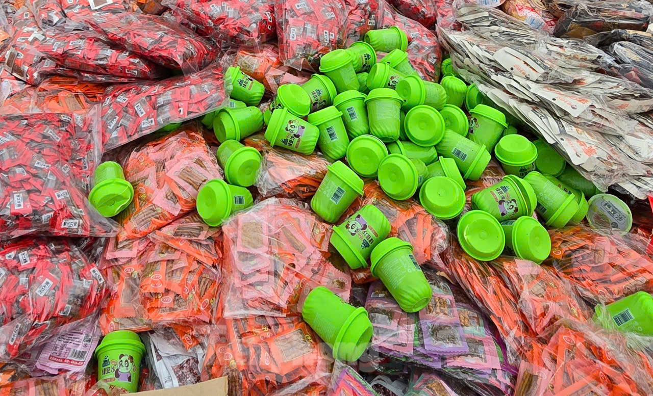 Theo ông Giang, hiện xã có hơn 100 cơ sở, doanh nghiệp sản xuất kinh doanh thực phẩm là bánh kẹo. Trong đó, nhiều doanh nghiệp buôn bán hàng hóa có xuất xứ nước ngoài. UBND xã quản lý về mặt nhà nước, còn nguồn gốc, xuất xứ hàng hóa thì Quản lý thị trường và thanh tra chuyên ngành sẽ quản lý theo chuyên môn.