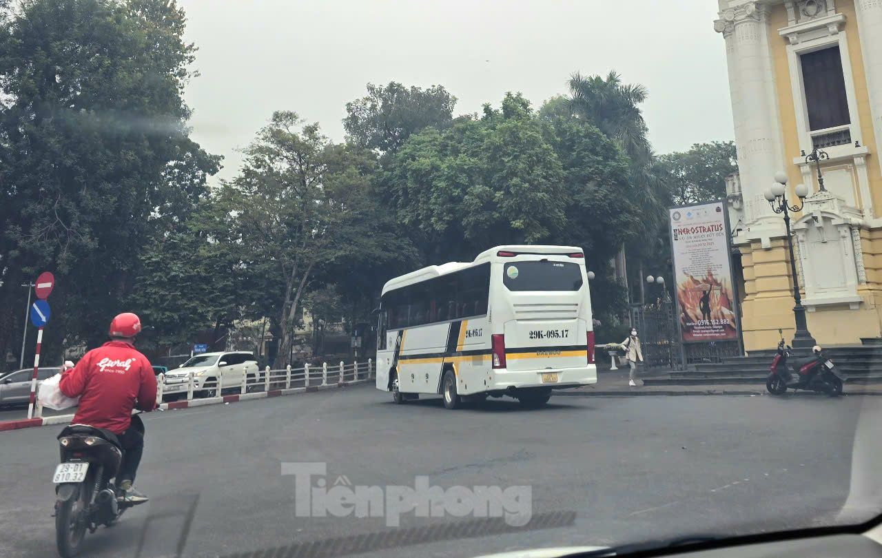 Việc thí điểm hạn chế hoạt động đối với xe trên 16 chỗ tại 16 tuyến phố thuộc quận Hoàn Kiếm cũng là thực hiện Nghị quyết quy định thực hiện vùng phát thải thấp tại Thủ đô được HĐND TP. Hà Nội thông qua cuối năm 2024.