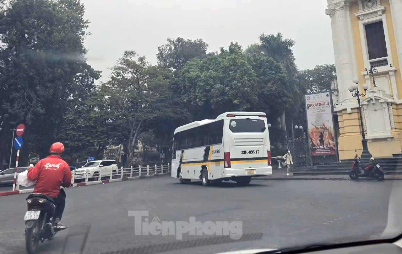 Việc thí điểm hạn chế hoạt động đối với xe trên 16 chỗ tại 16 tuyến phố thuộc quận Hoàn Kiếm cũng là thực hiện Nghị quyết quy định thực hiện vùng phát thải thấp tại Thủ đô được HĐND TP. Hà Nội thông qua cuối năm 2024.