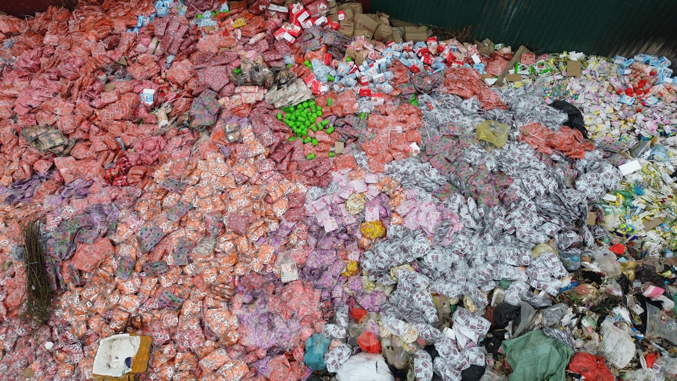 Bánh kẹo được đổ trong bãi rác có nhiều loại khác nhau. Trong đó, nhiều nhất là bánh quy các loại. Ước tính, số bánh kẹo đổ tại bãi rác này lên đến hàng chục tấn.