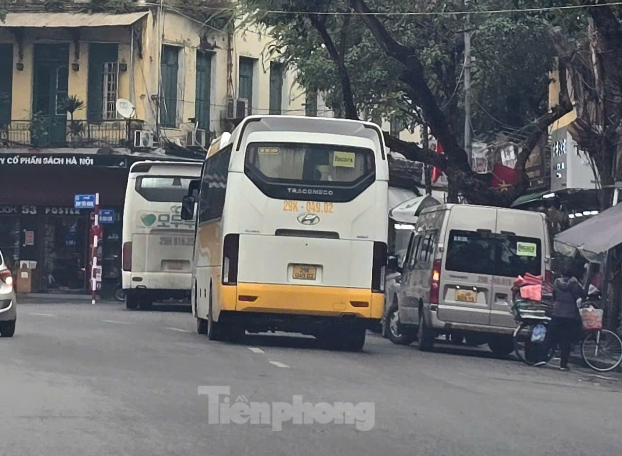 Trong khi lòng đường các tuyến phố cổ nhỏ hẹp. Vì vậy, chỉ một xe khách dừng đỗ đón trả khách đã gây ùn tắc giao thông.