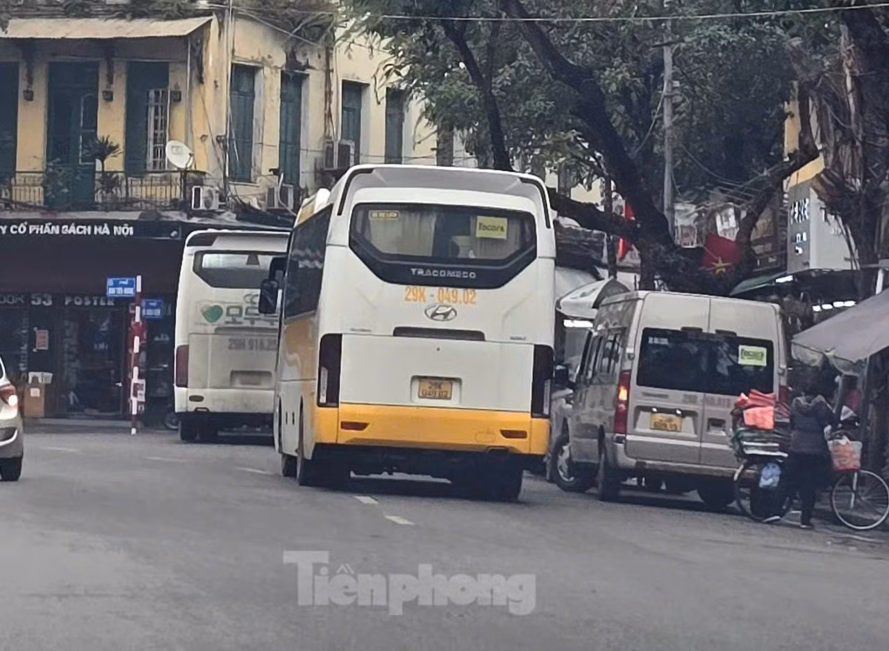 Trong khi lòng đường các tuyến phố cổ nhỏ hẹp. Vì vậy, chỉ một xe khách dừng đỗ đón trả khách đã gây ùn tắc giao thông.