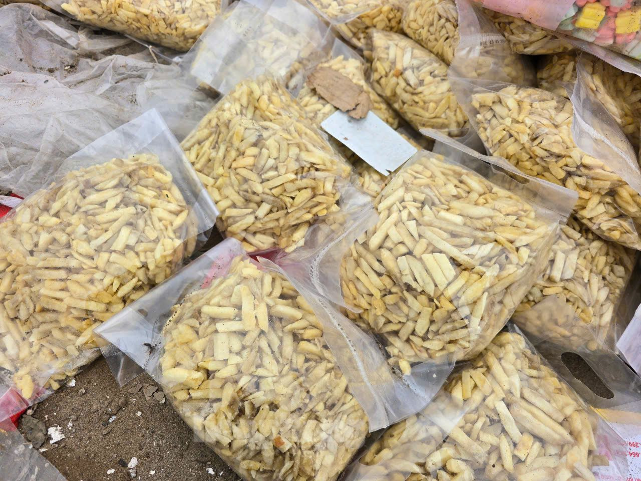 Tuy nhiên, ông Giang cho rằng, bánh kẹo đổ tại bãi rác có nguồn từ của địa phương và có thể là cả nơi khác đến đổ trộm. Bởi lẽ, khu vực bãi rác này rất rộng nên là nơi trung chuyển hàng hóa của nhiều doanh nghiệp. Vì thế, có thể doanh nghiệp chuyển các thùng hàng là rác (bánh kẹo) đến chỗ trung chuyển rồi dời đi. Vài hôm sau, không thấy ai bốc hàng, những người nhặt phế liệu mới đổ ra để lấy thùng các tông. Khi đó, mới biết đó bánh kẹo đựng trong thùng bị đổ bỏ (ảnh: Sản phẩm bị đổ bỏ ở bãi rác).