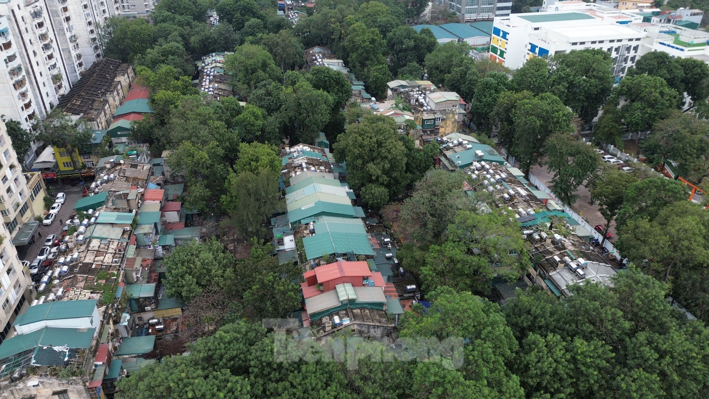 Khu tập thể Kim Liên có tổng diện tích khu đất nghiên cứu quy hoạch khoảng 35,5ha thuộc địa giới hành chính phường Kim Liên và Phương Mai (quận Đống Đa). Khu tập thể này được xây dựng trong những năm 1959 - 1965 gồm 42 nhà chung cư cao từ 2 - 6 tầng. Khu tập thể Kim Liên có tổng diện tích khu đất nghiên cứu quy hoạch khoảng 35,5ha thuộc địa giới hành chính phường Kim Liên và Phương Mai (quận Đống Đa). Khu tập thể này được xây dựng trong những năm 1959 - 1965 gồm 42 nhà chung cư cao từ 2 - 6 tầng.