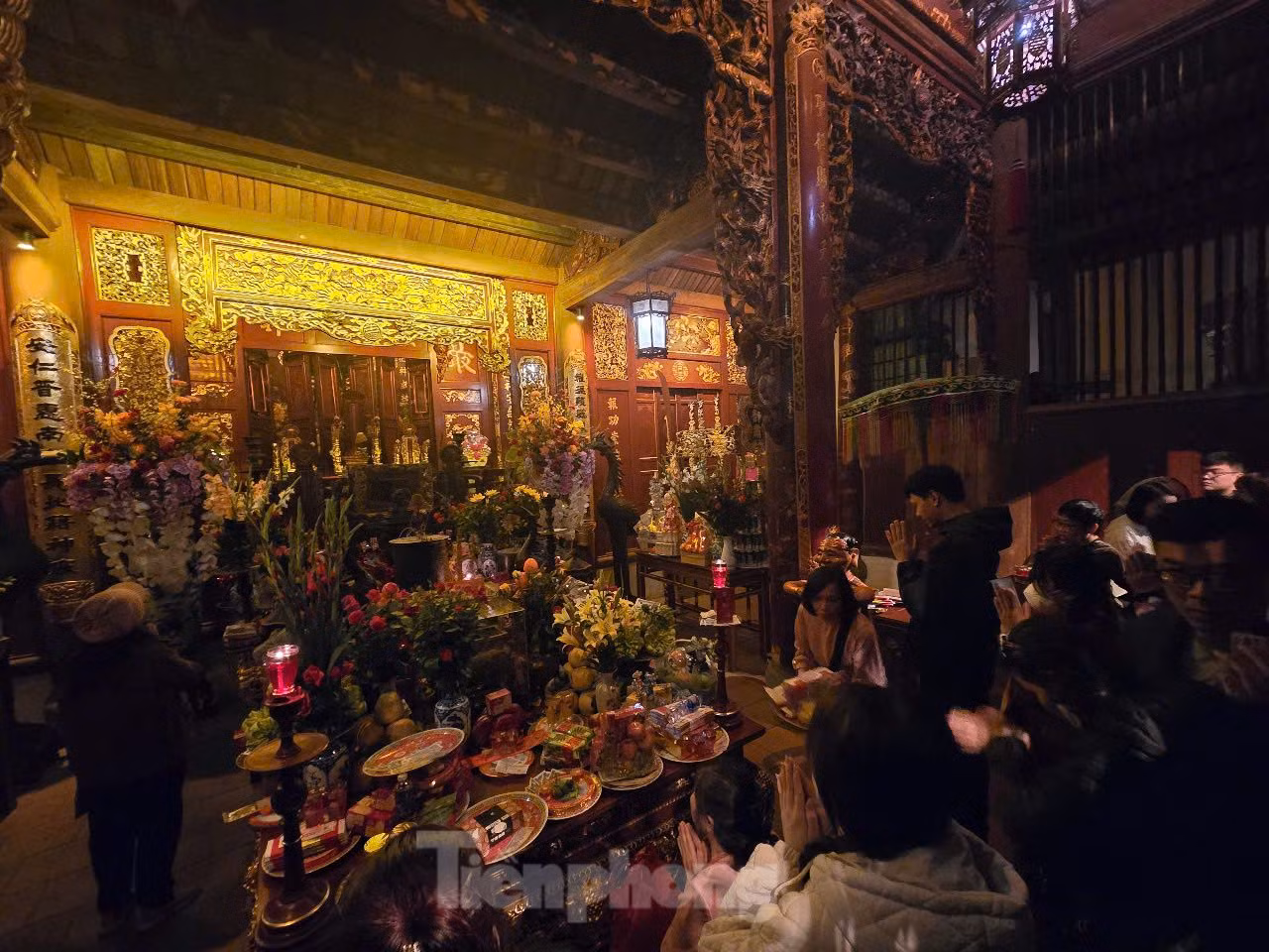 Khi xây xong thành, nhà vua đã đặt tên cho đền là Bạch Mã và phong thần Long Đỗ là Thành hoàng Quốc đô Thăng Long. Hiện nay Lễ hội đền Bạch Mã tổ chức vào ngày 13/2 Âm lịch hàng năm (ảnh: Người dân đi lễ tại đền Bạch Mã).