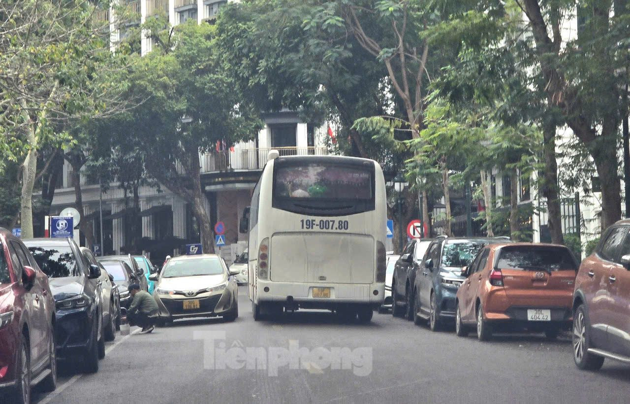 Thực tế hiện nay, việc các xe ô tô trên 16 chỗ đưa đón khách du lịch thường xuyên ra vào phố cổ đã gây ra ùn tắc nghiêm trọng, ảnh hưởng đến cuộc sống và hoạt động của người dân.