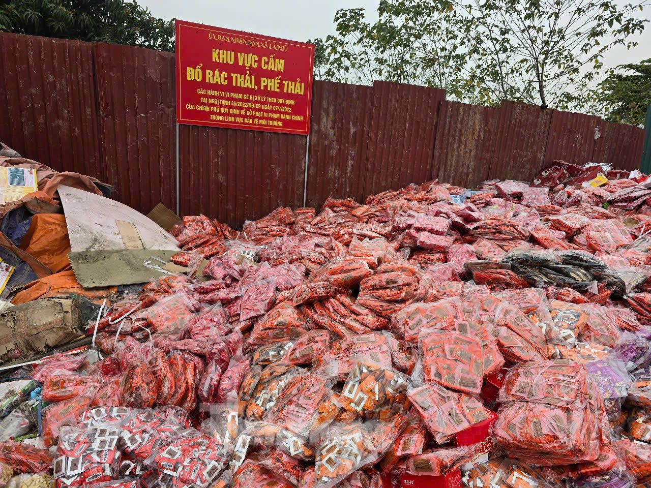 Như Tiền Phong đã thông tin, vài ngày gần đây người dân phát hiện tại bãi rác thuộc Khu công nghiệp La Phù có nhiều bánh kẹo bị đem đổ bỏ. Dư luận cho rằng, có thể là hàng hóa nhập lậu, hàng hết hạn sử dụng bị chủ hàng bỏ đi. UBND huyện Hoài Đức đã chỉ đạo lực lượng chức năng xác minh, làm rõ người đổ và truy nguồn gốc, xuất xứ của số bánh kẹo trên.