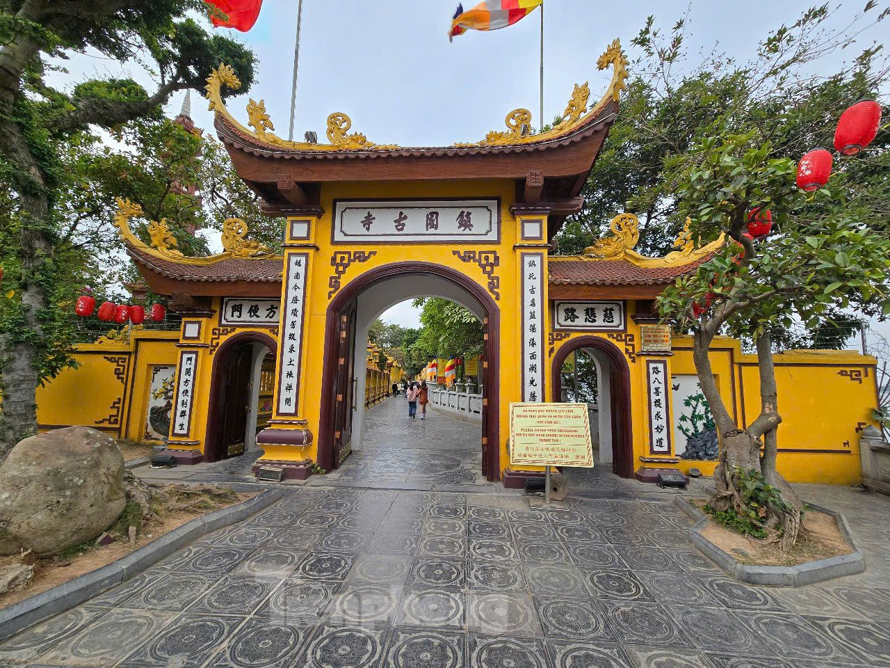 Chùa Trấn Quốc cũng là địa điểm được nhiều du khách thăm quan, đặc biệt là du khách nước ngoài. Ban đầu chùa có tên là chùa Khai Quốc, xây dựng vào năm 541 thuộc thời Tiền Lý. Vào đời vua Lê Hy Tông (1681-1705), chùa được đổi tên là Trấn Quốc.