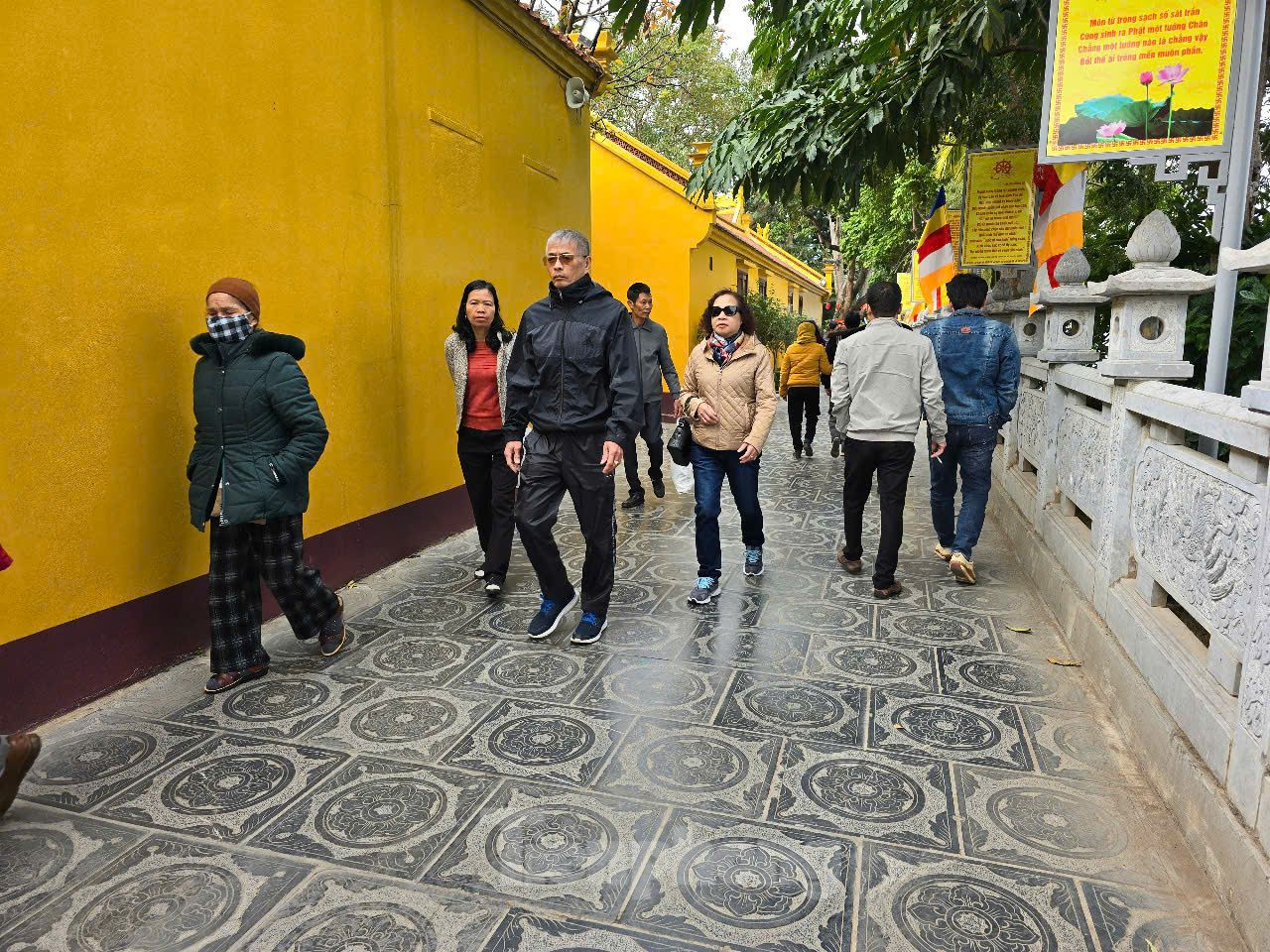 Du khách đến chùa Trấn Quốc.