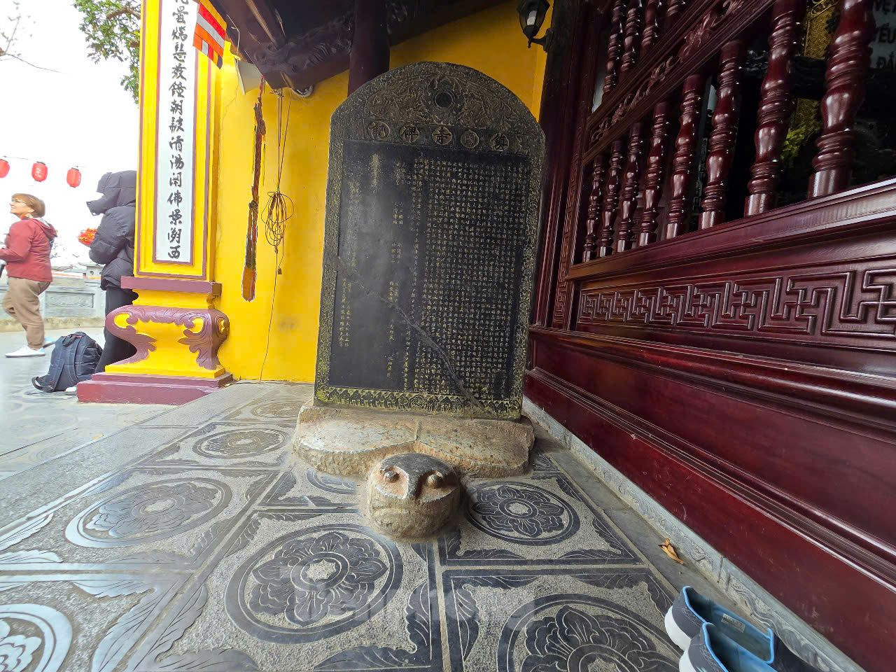 Trong chùa còn 14 tấm bia đá. Các văn bia đã ghi lại nhiều tư liệu quý và mô tả đầy đủ những lần tu tạo chùa trong các năm 1624, 1628, 1639, 1815, 1821, 1842.