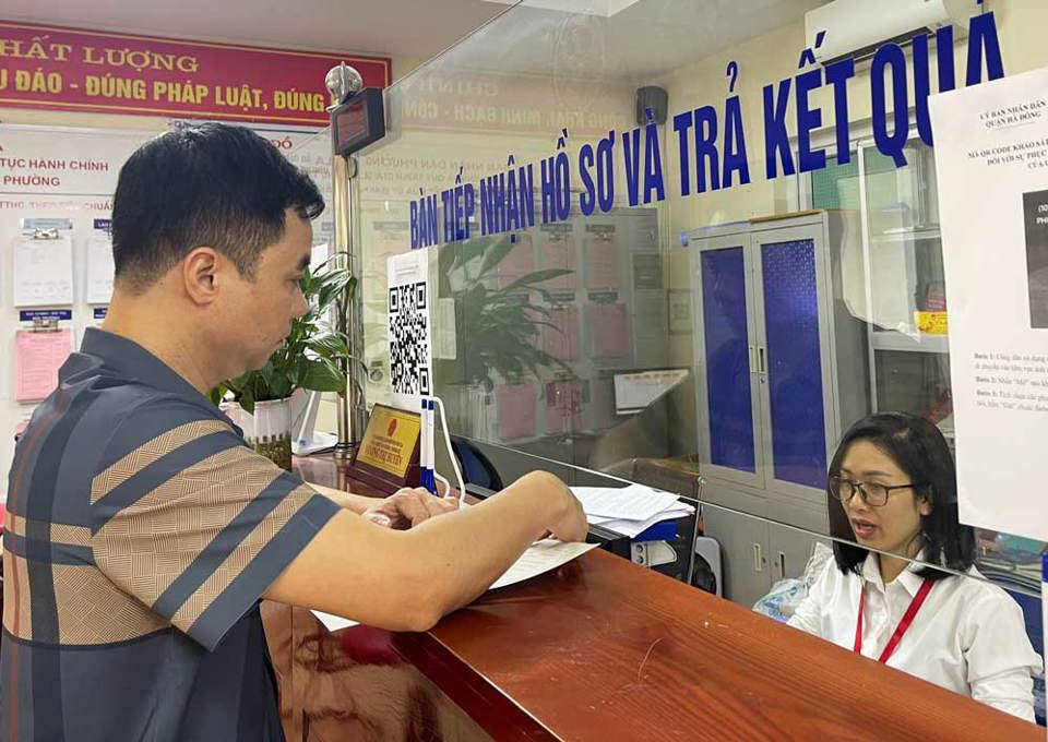 Công dân thực hiện các thủ tục hành chính tại bộ phận một cửa Công dân thực hiện các thủ tục hành chính tại bộ phận một cửa