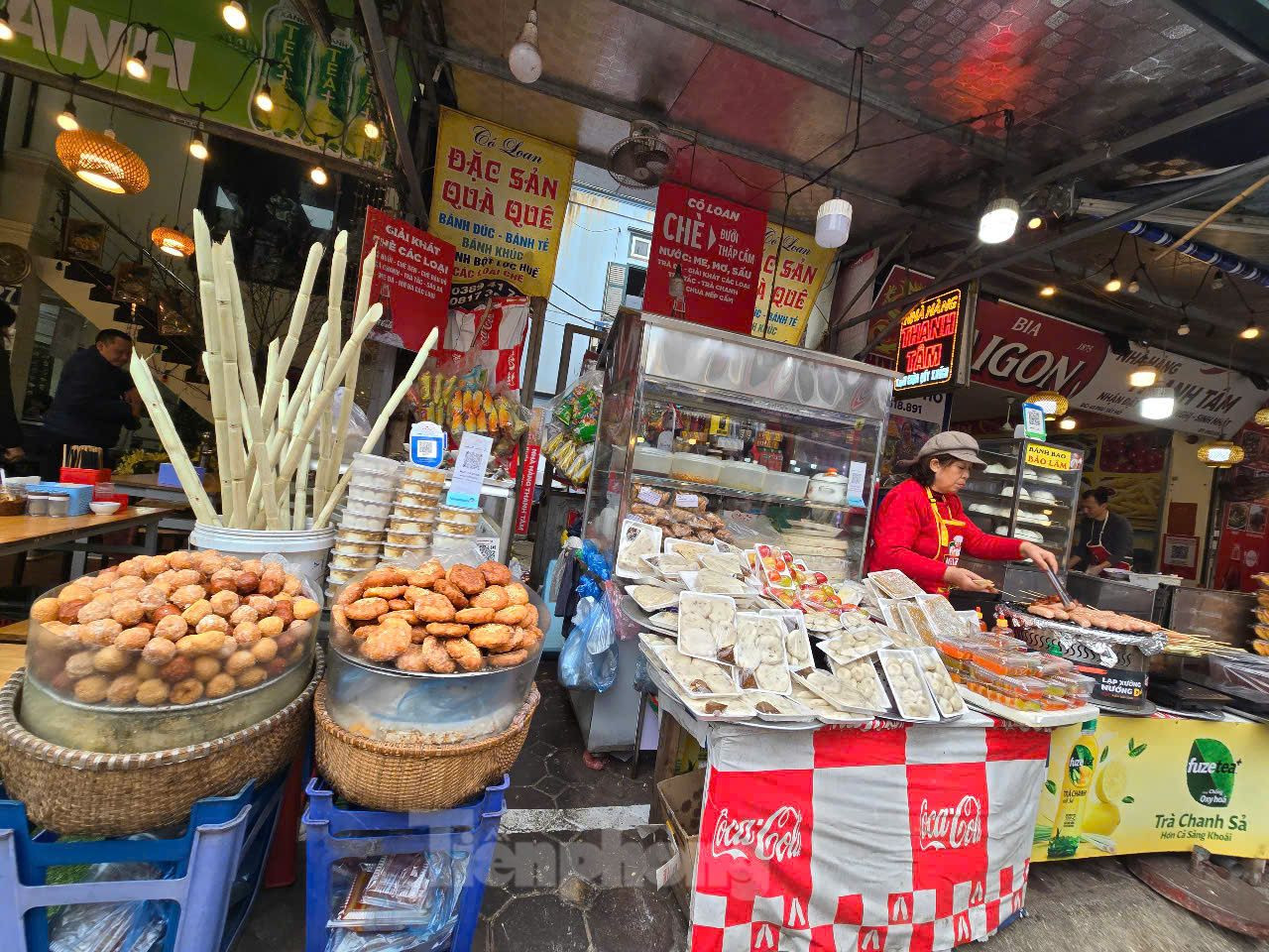 Một gian hàng thực phẩm tại Phủ Tây Hồ có nhiều loại thực phẩm không được che đậy, trong khi khu vực này mỗi ngày có hàng ngàn người đi qua.