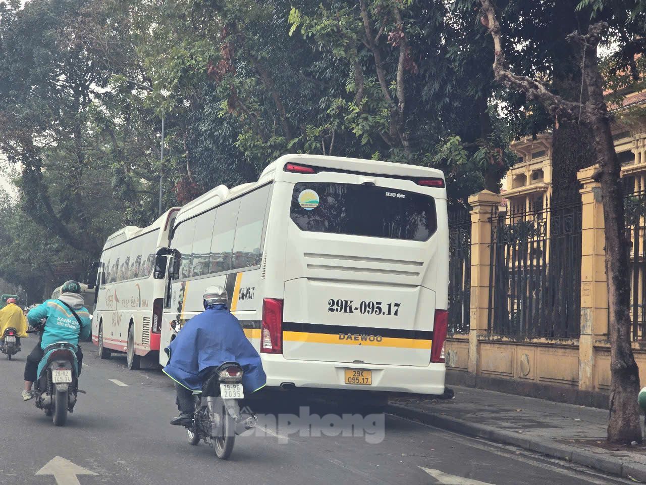 Xe khách 29 chỗ, 45 chỗ dừng đỗ trên tuyến đường thuộc diện &quot;cấm&quot; từ ngày 1/3. Thậm chí, nhiều phương tiện dừng đỗ tại các tuyến phố có biển cấm dừng đỗ.
