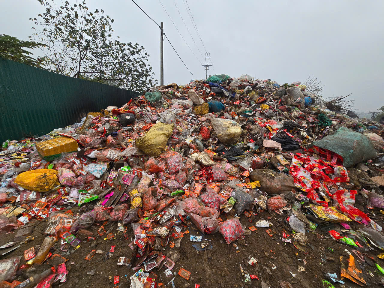 Ông Nguyễn Viết Tùng, Chủ tịch Hội Doanh nghiệp xã La Phù cho biết, qua xác minh của lực lượng chức năng thì số thực phẩm đổ ở bãi rác La Phù có cả nguồn sản xuất trong nước chứ không riêng nước ngoài. Ví như: tương ớt, bánh kẹo... của một doanh nghiệp tại địa phương đã hết hạn sử dụng doanh nghiệp không đưa ra thị trường mà đem đổ bỏ để đảm bảo sức khỏe của cộng đồng.