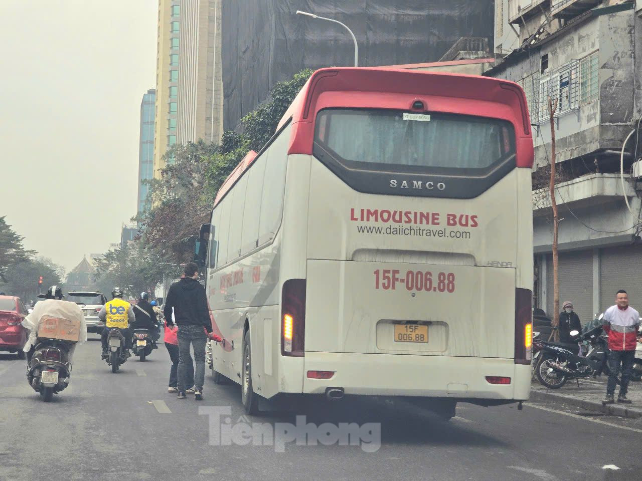 Xe khách 45 chỗ trả khách trên tuyến phố Trần Nhật Duật.