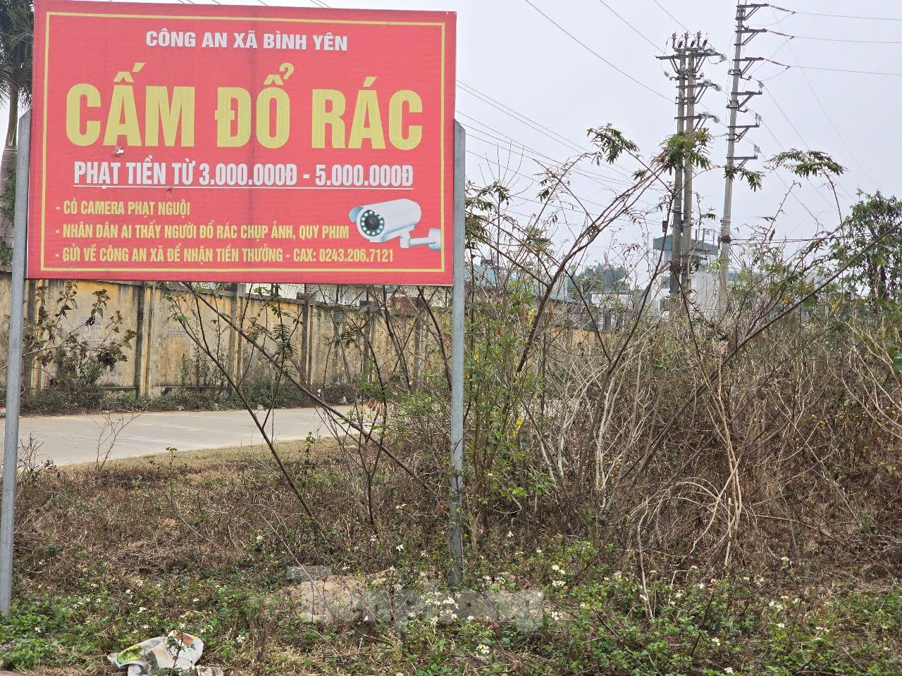 Cụ thể, UBND huyện Thạch Thất quy định diện tích mỗi thửa đất dịch vụ từ 120m2- 150m2. Tuy nhiên, qua rà soát, chỉ có hơn 70 hộ có diện tích từ 120m2 đến 150m2. Những hộ còn lại phải ghép (tức ghép các hộ có diện tích nhỏ với nhau) để đủ điều kiện bốc thăm. UBND xã đã 4 lần thông báo, nhưng đến nay mới có khoảng 106 hộ đủ điều kiện bốc thăm.