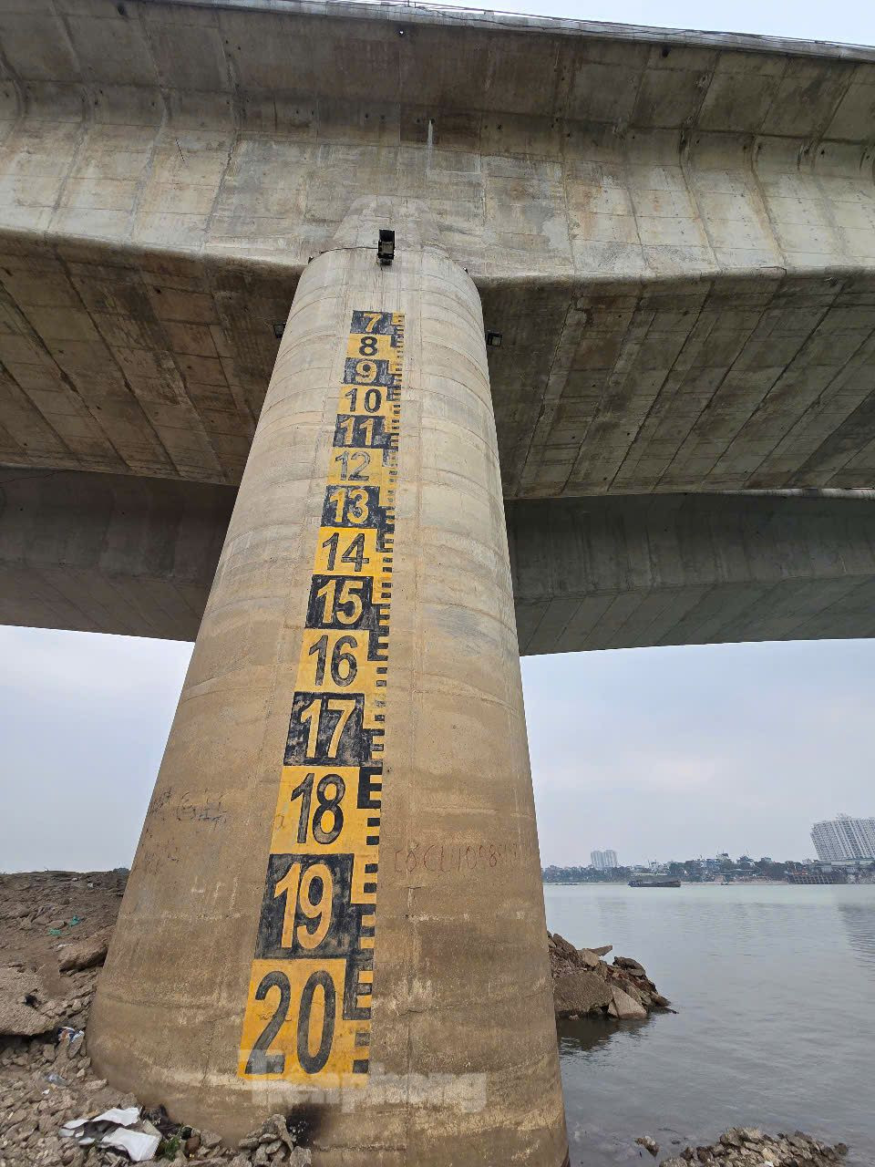 Đồng thời, sửa chữa, thay thế các khe co giãn cao su, nối dài các ống thoát nước trên các nhịp dầm Super T giữa sông để thuận lợi cho bảo trì sau này.