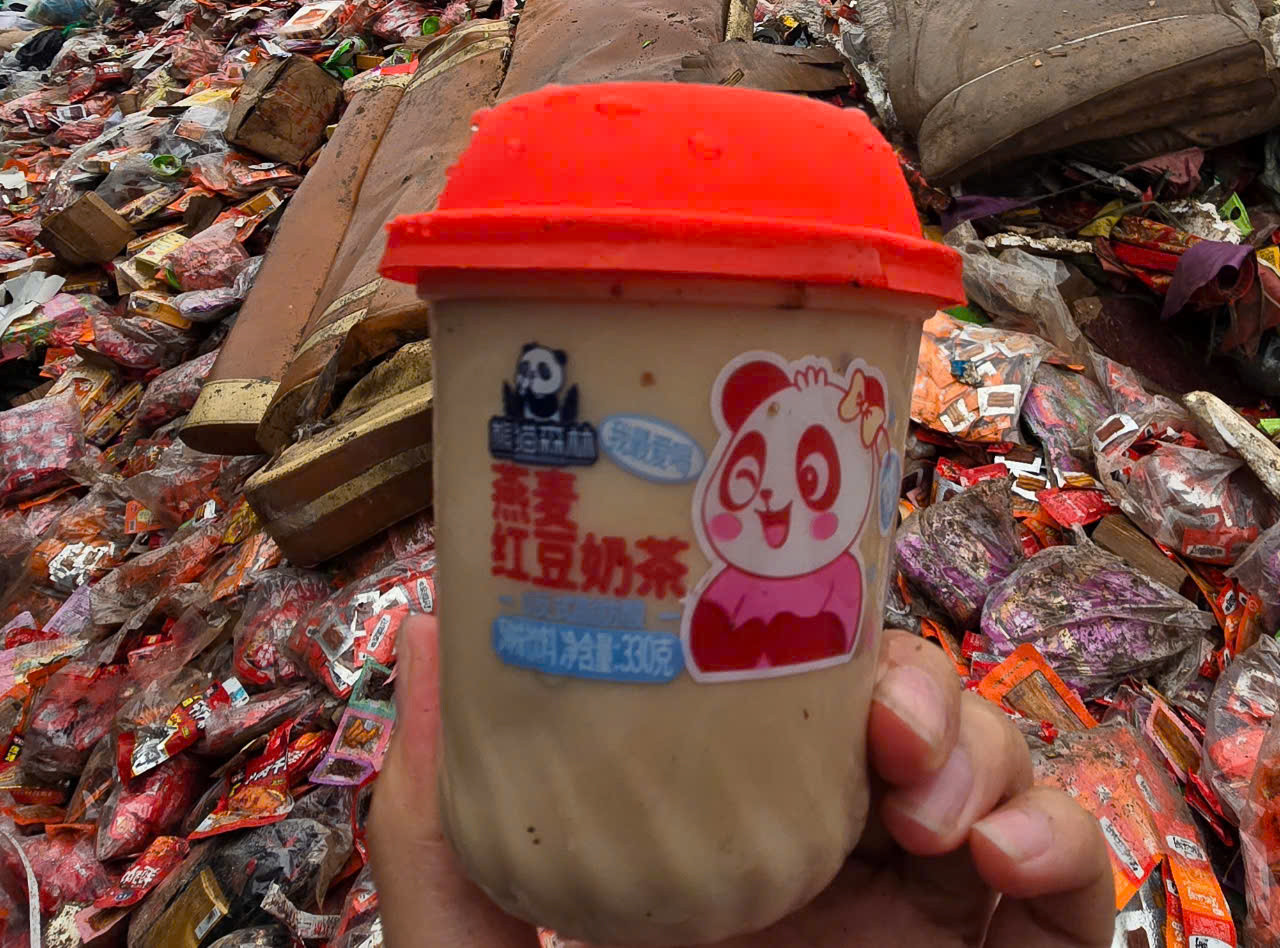 Trà sữa có chữ nước ngoài cũng bị đem bỏ ở bãi rác