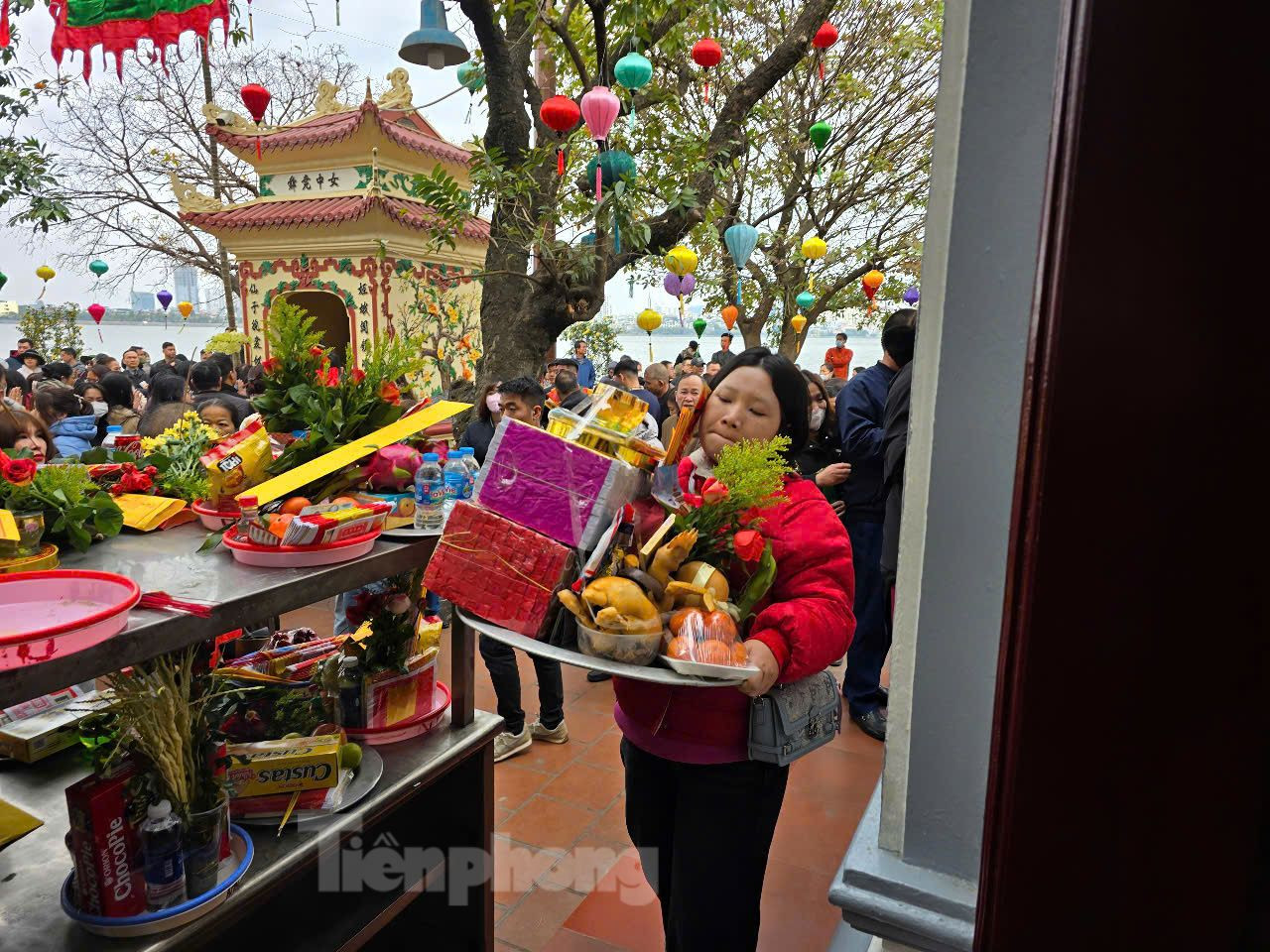 Người dân mang mâm lễ vào Phủ Tây Hồ.
